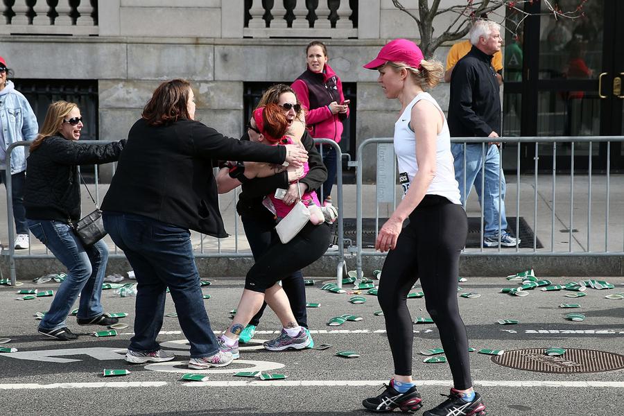 https://cdn.theatlantic.com/assets/media/img/photo/2013/04/photos-of-the-boston-marathon-bombing/b15_66666129/main_900.jpg?1420510144